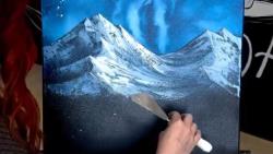 ترسیم یک نقاشی زیبا کوه پر از برف در دل شب